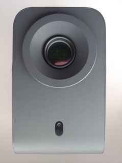 Een kleine camera aan de voorkant onder de hoofdlens maakt automatisch scherpstellen mogelijk. (Afbeeldingsbron: Notebookcheck)
