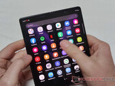 One UI 4.1.1 en Android 12L moeten de Galaxy Z Fold2 bruikbaarder maken bij het openen. (Beeldbron: NotebookCheck)