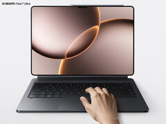 De Xiaomi Pad 7 Ultra zal een 12.000 mAh batterij hebben. Afgebeeld: de tablet met accessoires. (Afbeeldingsbron: Xiaomi)