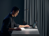 De Zenbook Pro 15 Flip OLED heeft een 96 Wh batterij en weegt 1,8 kg. (Afbeelding bron: ASUS)