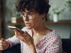 Vrouw die in een smartphone spreekt