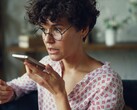 Vrouw die in een smartphone spreekt