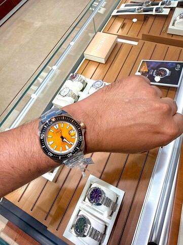 Seiko Prospex HBB005K1, een op een tijger geïnspireerd duikershorloge, gedragen om de pols, met een amberkleurige, gestructureerde wijzerplaat, een zwarte lunette met oranje accenten en een roestvrijstalen kast en armband.