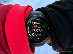 De Pixel Watch 2 is een van de weinige smartwatches met vanilla Wear OS 4 uit de doos. (Afbeeldingsbron: Notebookcheck)