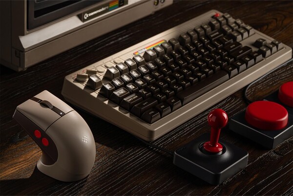 De 8BitDo Retro R8 Mouse C64 Edition en Retro 86 Keyboard C64 Edition.