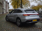 Mercedes-EV parkeert op straat