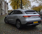 Mercedes-EV parkeert op straat