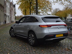 Mercedes-EV parkeert op straat