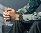 Een Citizen Eco-Drive One AR5065-54W om de pols, met een bosgroene en zwarte wijzerplaat, roségouden accenten en een ultradunne, zwart gecoate armband.