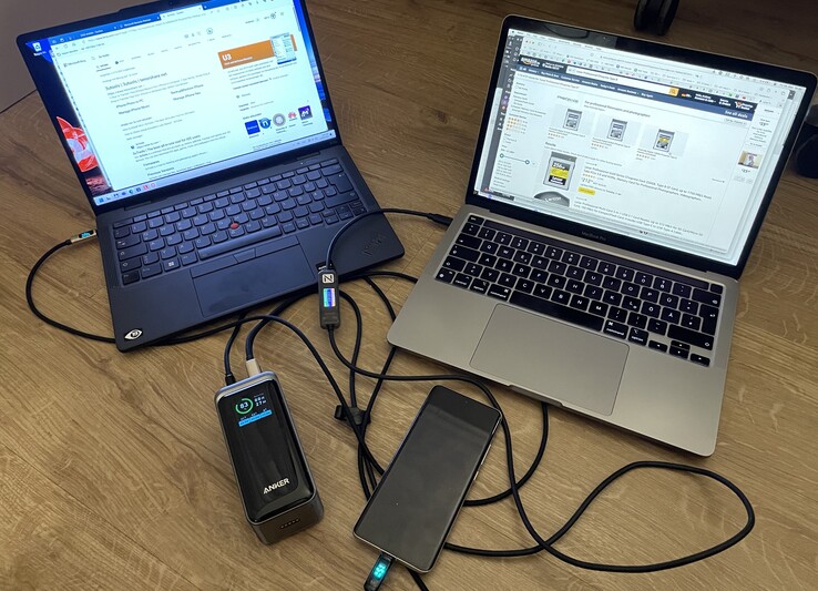 Meestal aangesloten op de powerbank: Lenovos X13s en Apples MBP 13 M1. (Foto: Andreas Sebayang/Notebookcheck.com)