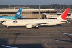 Het vliegtuig van Japan Airlines op de luchthaven van Tokio. (Beeldbron: aeroprints.com, CC BY-SA 3.0, via Wikimedia Commons)