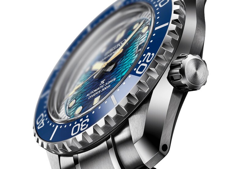 Seiko Marinemaster HBF002 zijaanzicht met de blauwe keramische lunette