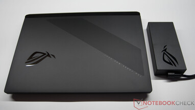 Asus ROG Strix SCAR 18 met een voeding van 450 watt