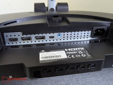 Uitgangen: HDMI, 2x DP, USB-C, hoofdtelefoonaansluiting, voedingsaansluiting
