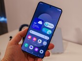 Op de afbeelding is de Galaxy S25 FE te zien die door een recensent wordt vastgehouden 