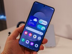 Op de afbeelding is de Galaxy S25 FE te zien die door een recensent wordt vastgehouden
