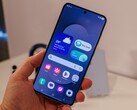 Op de afbeelding is de Galaxy S25 FE te zien die door een recensent wordt vastgehouden