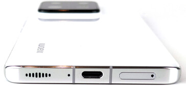 Onderkant: luidspreker, microfoon, USB-poort, kaartsleuf