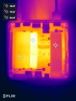 Asus NUC 14 Pro tijdens stresstest (geopende onderkant)