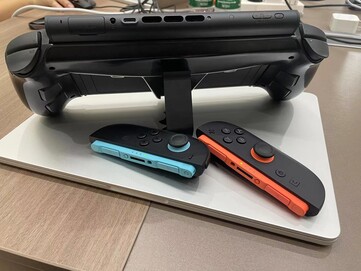 De Abxylute N9 Switch Grip Controller heeft een kickstand en ondersteuning voor schermuitvoer. (Afbeeldingsbron: Abxylute)