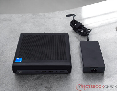 HP Elite Mini 800 G9 en de voedingseenheid (19,5 V; 6,15 A)