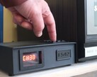 FieldStation42 in een aangepaste 3D-geprinte kabeldoos (Afbeelding Bron: wrongdog reckons op YouTube)