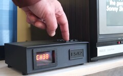 FieldStation42 in een aangepaste 3D-geprinte kabeldoos (Afbeelding Bron: wrongdog reckons op YouTube)