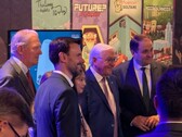 De Duitse president Frank-Walter Steinmeier op de Gamescom naast de stand van „Future? No Thanks!“