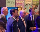 De Duitse president Frank-Walter Steinmeier op de Gamescom naast de stand van „Future? No Thanks!“