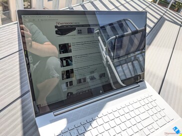 Gebruik van de HP Envy 17 cg1356ng buitenshuis (zon van achter de laptop)