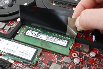 Slechts één SODIMM slot voor uitbreiding tot 32 GB (of 48 GB in totaal). 16 GB is al op de printplaat gesoldeerd