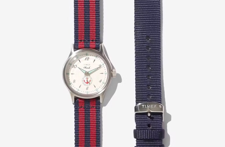 De Noah x Timex MK1 Anchor met een rood/zwarte stoffen band, afgebeeld naast een effen blauwe band.