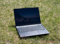 Lenovo ThinkPad E14 G8 bij gebruik buitenshuis in zonnige omstandigheden