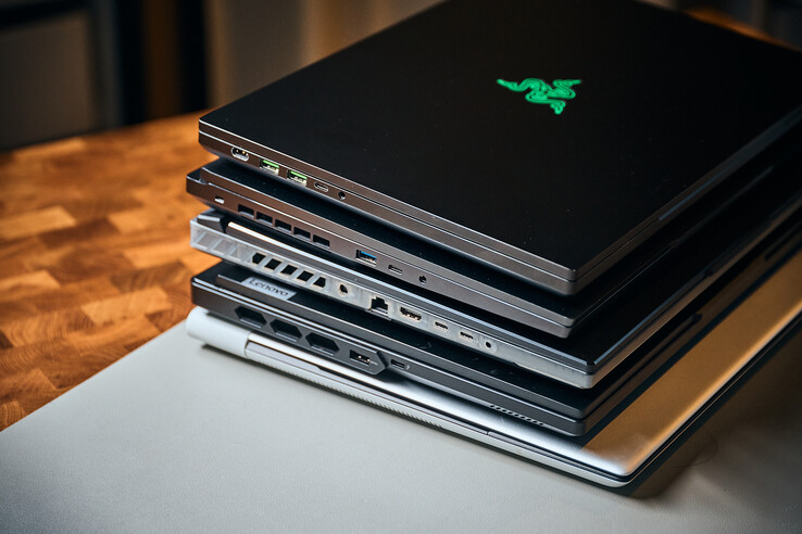 Van boven naar beneden: Razer Blade 16 (Power-in, 2 x USB-A, Thunderbolt 4, audio-aansluiting), XMG Neo 16 (USB-A, USB-C, audio-aansluiting), ROG Scar 16 (Power, 2,5 GbE, USB-C, Thunderbolt 4, audio-aansluiting), Legion Pro 7 (USB-A, Thunderbolt 4)