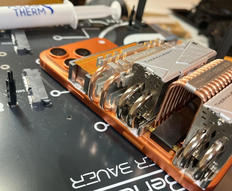 Hoekaanzicht van een iPhone 17 Pro Max waarop SSD-koelers aan de achterkant te zien zijn om de warmteafvoer te regelen (Afb. bron: u/T-K-Tronix via r/iphone)