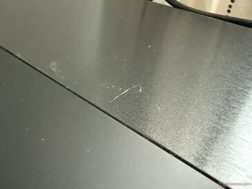 Hoewel het oppervlak krasbestendig is, dient u toch voorzichtig te zijn met de magneten