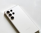 Witte Samsung Galaxy-smartphone met vier camera's aan de achterkant op een licht oppervlak