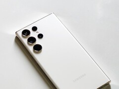 Witte Samsung Galaxy-smartphone met vier camera's aan de achterkant op een licht oppervlak