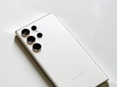 Witte Samsung Galaxy-smartphone met vier camera's aan de achterkant op een licht oppervlak