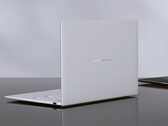 De AMD ZenBook 14 Air 2026 is verkrijgbaar met 16 GB RAM en kost ongeveer 1.476 dollar. Afbeelding: een promotiefoto waarop de achterkant van de laptop te zien is.