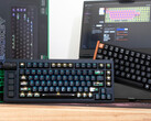 Lemokey L1 HE Keychron K4 HE Hall effect toetsenborden op een bureau voor een doos en laptop