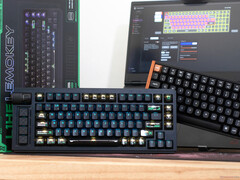 Lemokey L1 HE Keychron K4 HE Hall effect toetsenborden op een bureau voor een doos en laptop