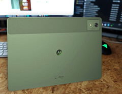 De Moto Pad 60 Pro in stijlvol groen is slechts in een paar landen verkrijgbaar, maar het is een geweldig alternatief voor de nogal saaie apparaten van zijn concurrenten. (Afbeeldingsbron: Notebookcheck)