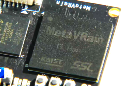 De MetaVRain-chip is kleiner dan een gewone munt. (Beeldbron: YouTube) 
