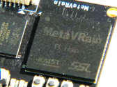 De MetaVRain-chip is kleiner dan een gewone munt. (Beeldbron: YouTube)