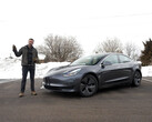 De actieradius van de Model 3 daalde drastisch in koudere maanden (beeld: Car and Driver/YouTube)