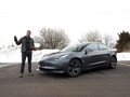 De actieradius van de Model 3 daalde drastisch in koudere maanden (beeld: Car and Driver/YouTube)
