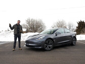 De actieradius van de Model 3 daalde drastisch in koudere maanden (beeld: Car and Driver/YouTube)