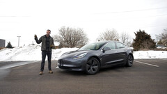 De actieradius van de Model 3 daalde drastisch in koudere maanden (beeld: Car and Driver/YouTube)