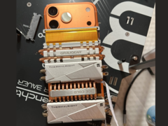 iPhone 17 Pro Max met SSD-koelers bevestigd voor betere thermische stabiliteit (Afbeeldingsbron: u/T-K-Tronix via r/iphone)